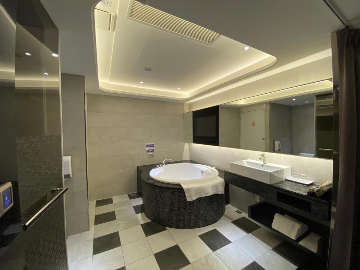 Ouge Motel - Fengshan Kaohsiung Extérieur photo